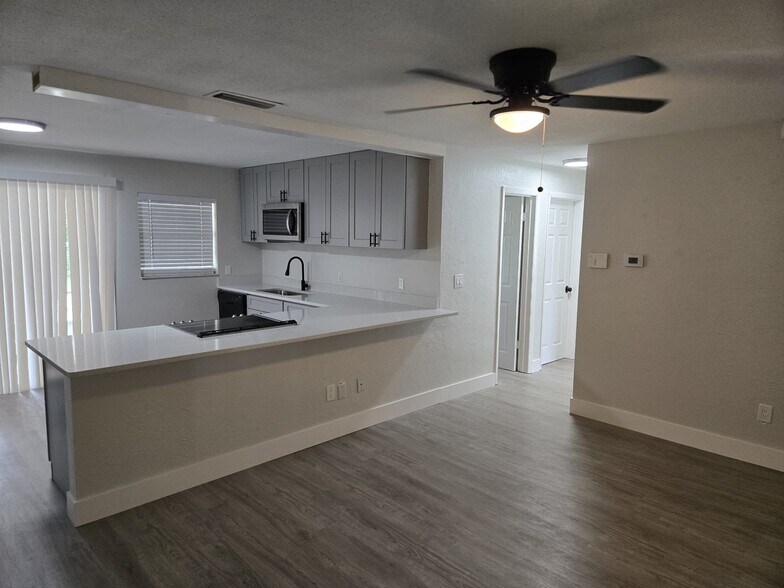 Building Photo - 266 Diamond St