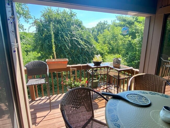 Building Photo - 215 Trailside Way