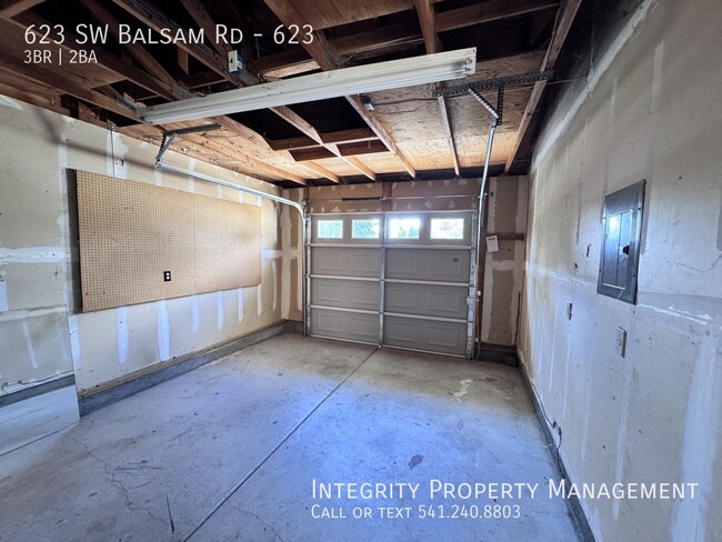 Building Photo - 623 SW Balsam Rd