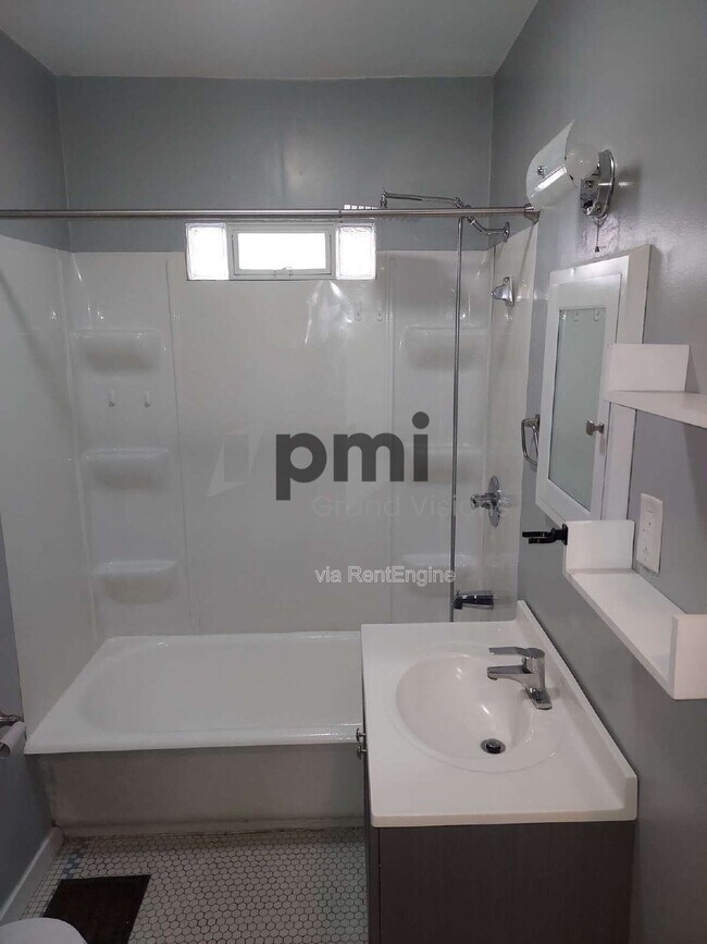 Building Photo - 875 W Waggoner St