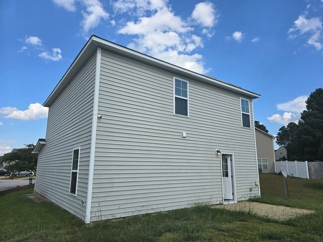 Building Photo - NEW LISTING!!!!!
