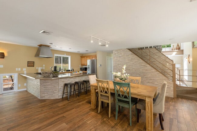 Building Photo - 338 Clove Rd