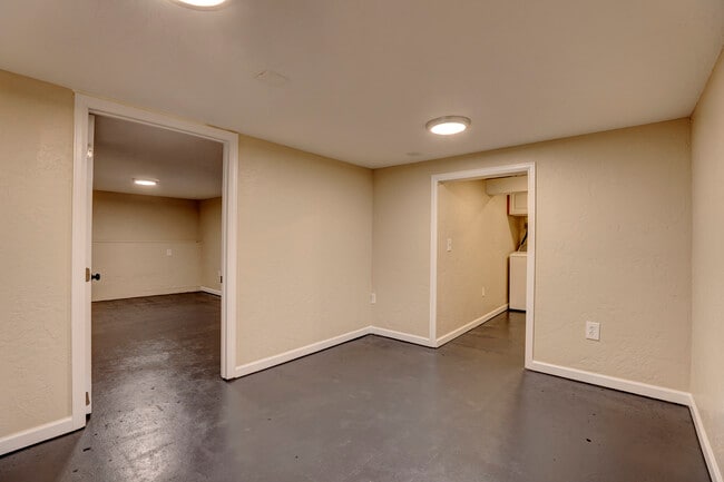 Building Photo - 628 Gladstone St