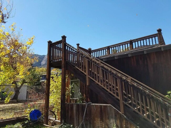 Building Photo - 3 Bedroom Home on the Hill - AVAILABLE NOW!