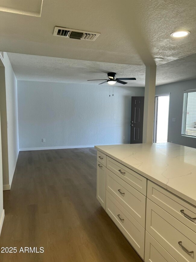 Building Photo - 540 E Royal Palms Dr