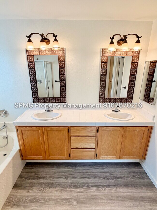 Building Photo - Beautiful 4 Bed / 3 Bath Home in Prime Roseville Location – Across from Park!