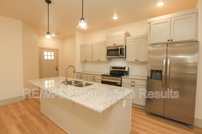 Building Photo - 655 N Genevieve Ave