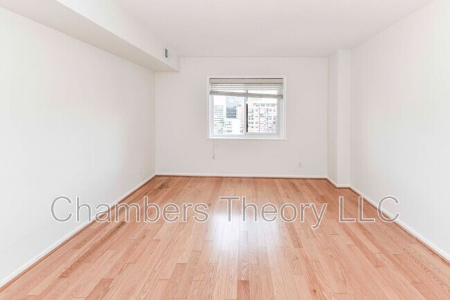 Building Photo - 1600 N Oak St