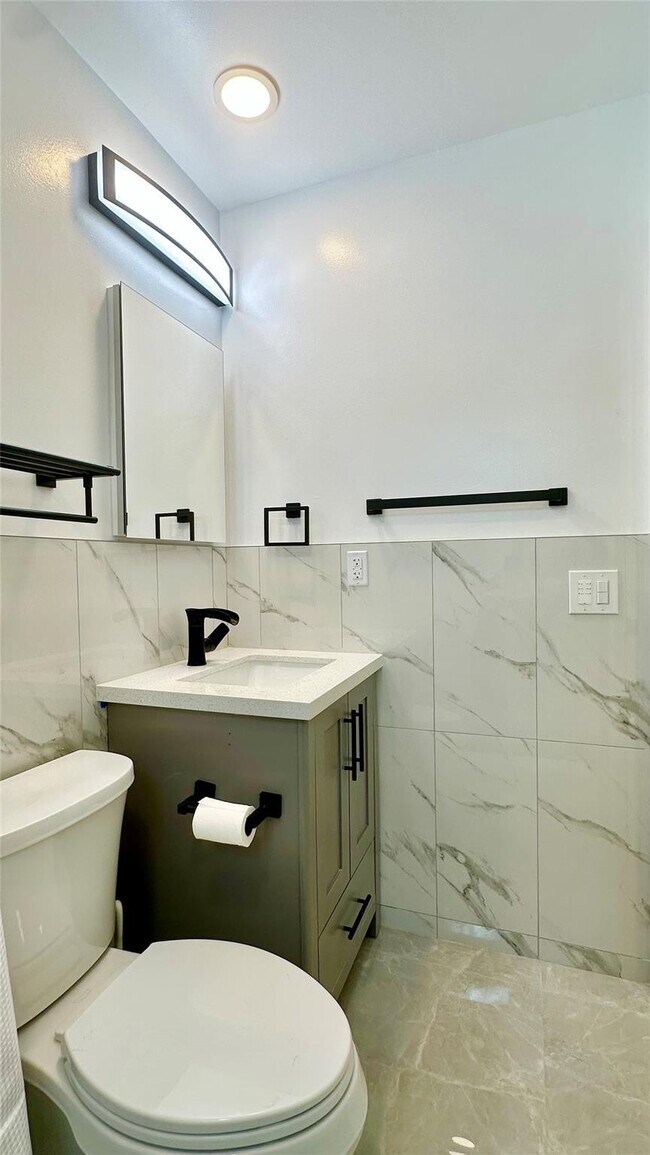 Building Photo - 1145 NE 17th Terrace