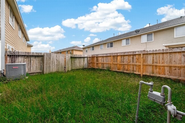 Building Photo - 6027 Shadow Isle Ln
