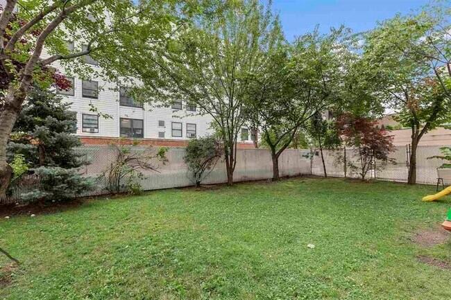 Building Photo - 215 Grand St