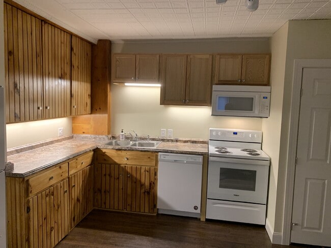 Building Photo - 1ST FLOOR!  3-bedroom unit located on a quiet dead-end street!