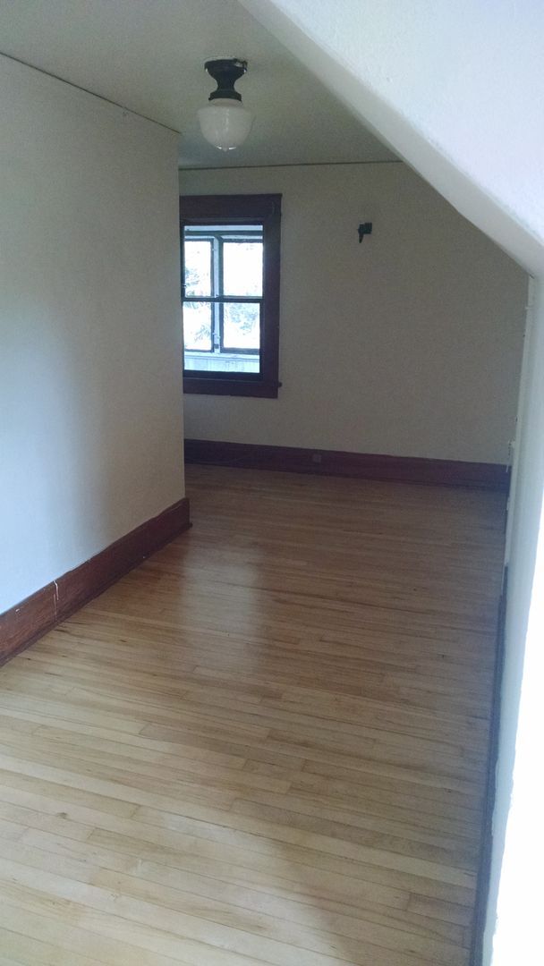 Building Photo - 4BR Home Near Olbrich Gardens & Garver Feed Mill