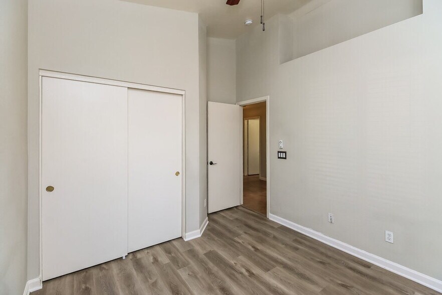 Building Photo - 10940 E Diamond Ave
