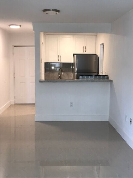 Building Photo - 142 SW 18th Ave