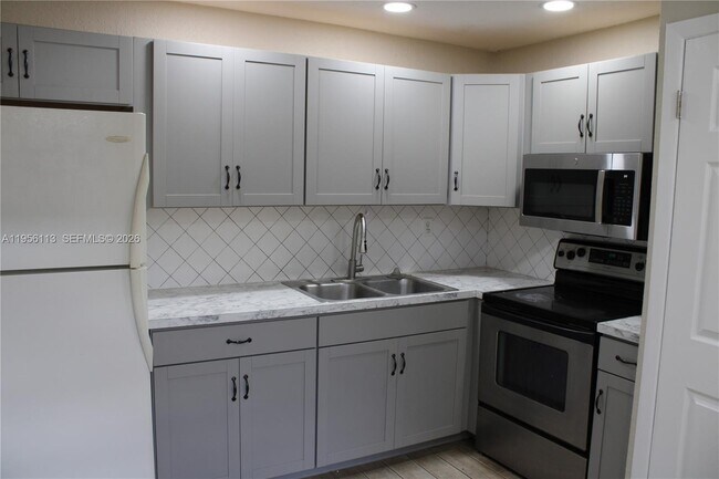 Building Photo - 2740 SW 46th St