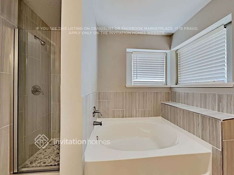Building Photo - 9218 Oak Hollow Dr