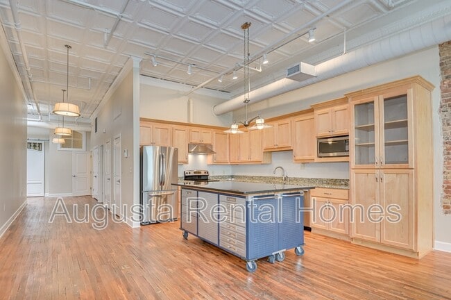 Primary Photo - 1106 Broad St