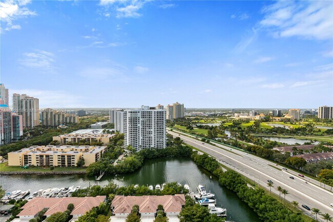 Building Photo - 3500 Mystic Pointe Dr