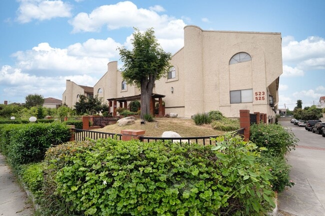 Building Photo - BEAUTIFUL 4 Bed 3 Bath unit