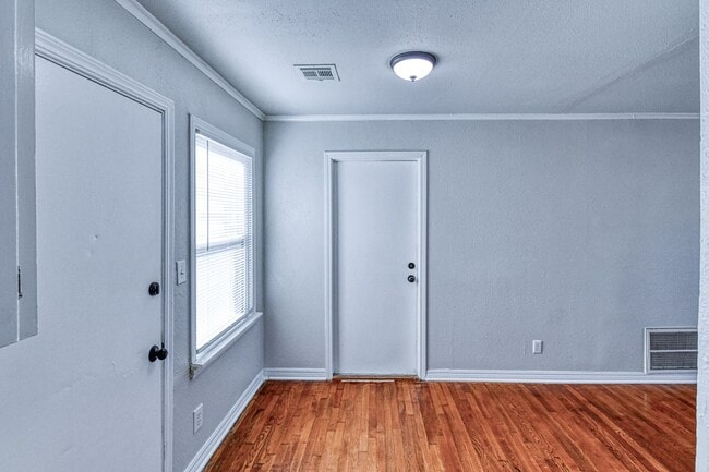 Building Photo - 2 bedroom/1 bathroom - Centrally Located in Norman!!