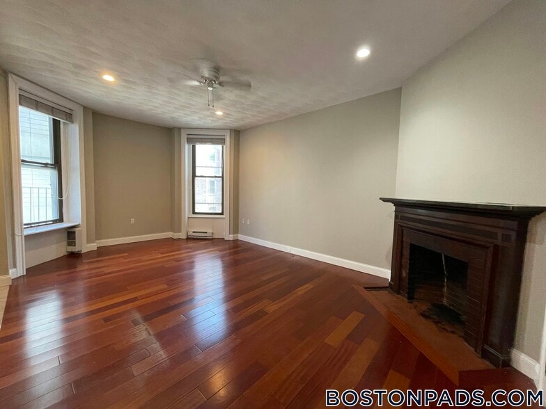 Building Photo - 250 Newbury St