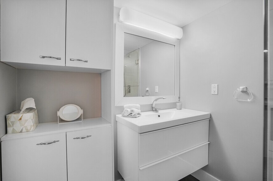 Guest bathroom - 17801 N Bay Rd