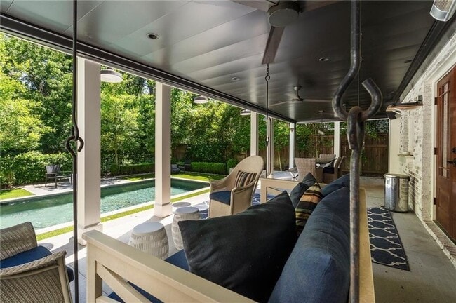 Building Photo - 663 Yorkshire Rd NE