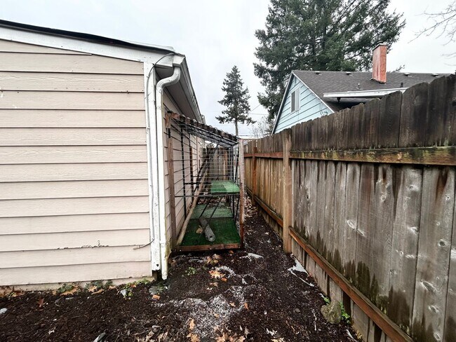 Building Photo - 3 Bedroom SE Portland Home!