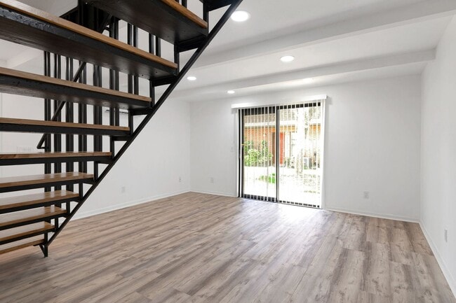 Building Photo - Charming 1BR Condo in Palm Bay