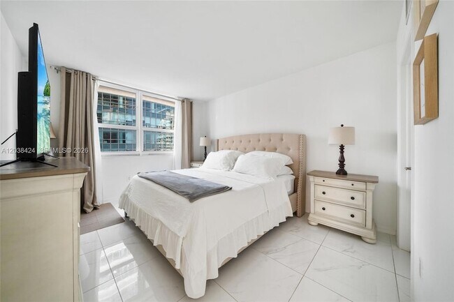 Building Photo - 1155 Brickell Bay Dr