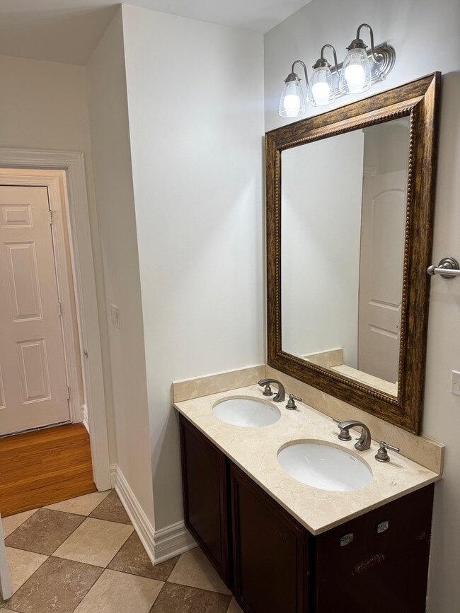 Building Photo - 4852 S Prairie Ave