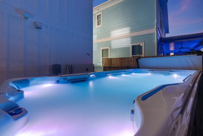 Building Photo - 223 E Lakeshore Dr