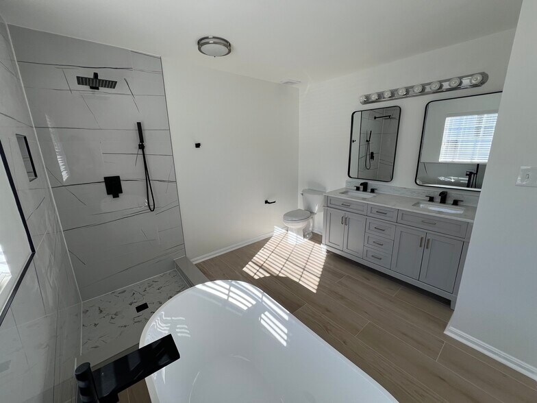 Building Photo - 14205 Brenham Dr