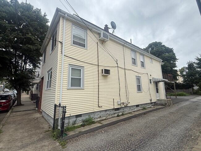 Building Photo - 72 Moreland St