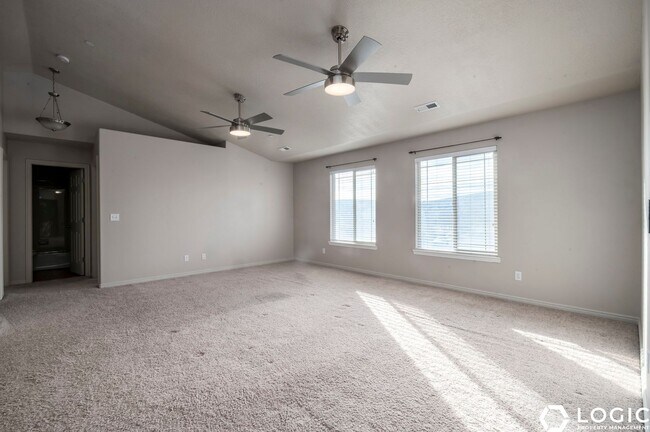 Building Photo - Spacious Condo in Great Location!