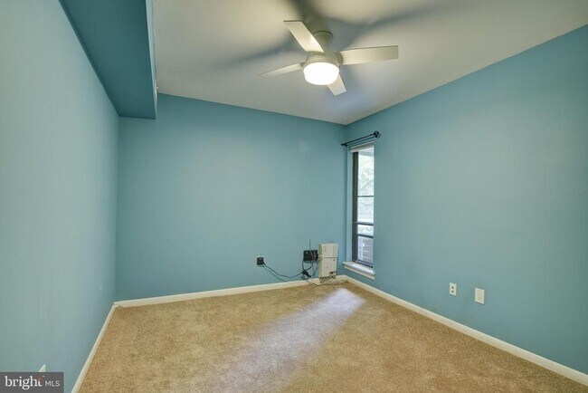 Building Photo - 5806 Royal Ridge Dr