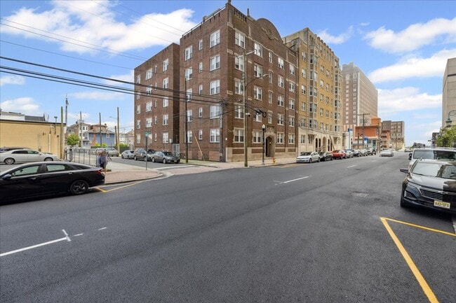 Building Photo - 33 S Iowa Ave