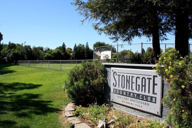 Building Photo - 1118 Marina Cir