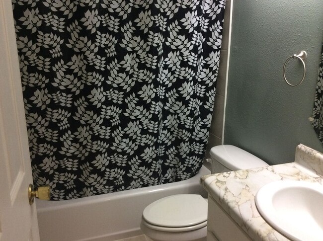 Building Photo - 2 bedroom, 1 bath apartment