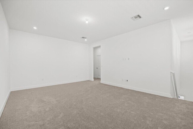 Building Photo - 890 SW Newfield Ave
