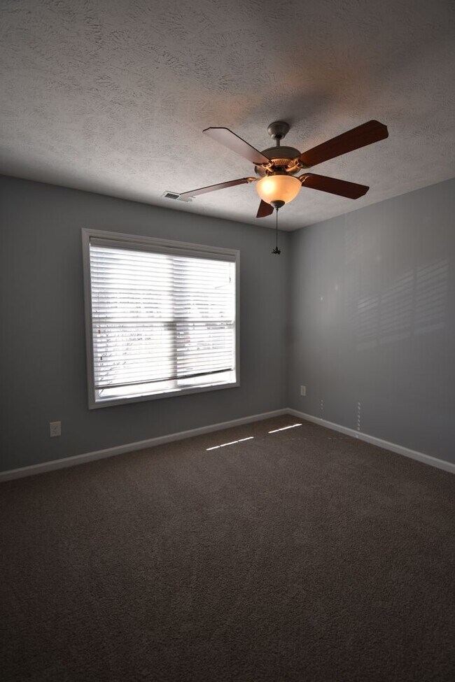 Building Photo - 3 BEDROOM 2 BATHROOM - PETS CONSIDERED