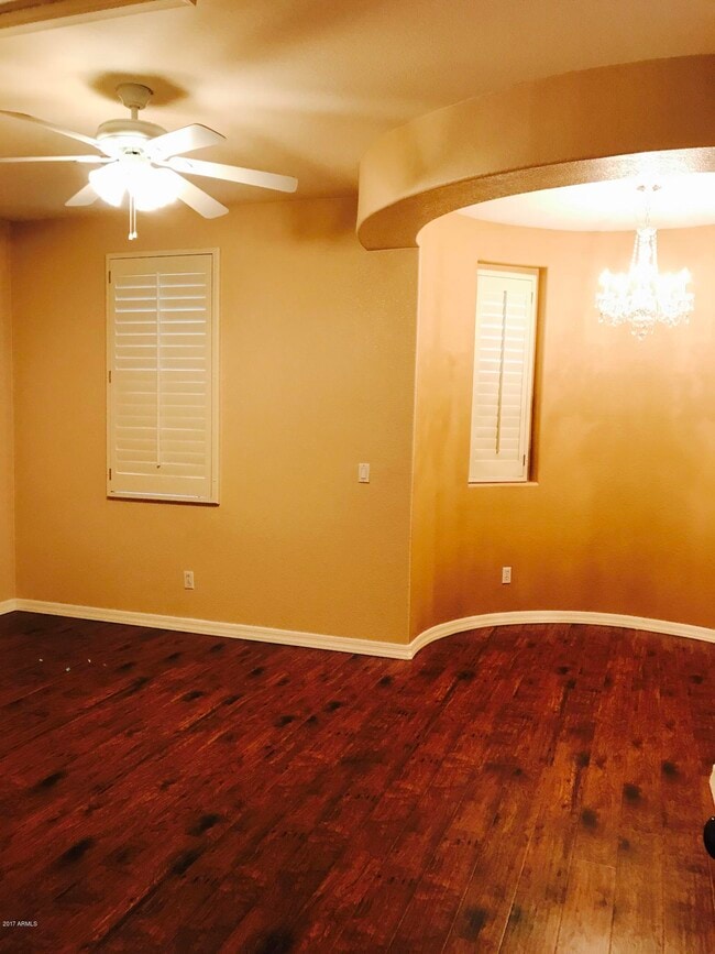 Building Photo - 1150 W Silver Creek Rd