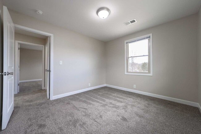 Building Photo - Look and Lease Special! $200 off rent!!!