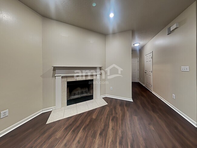 Building Photo - 15476 Old Pond Cir