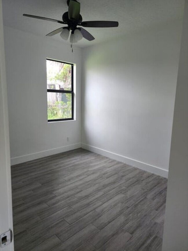 Building Photo - 517 15th St
