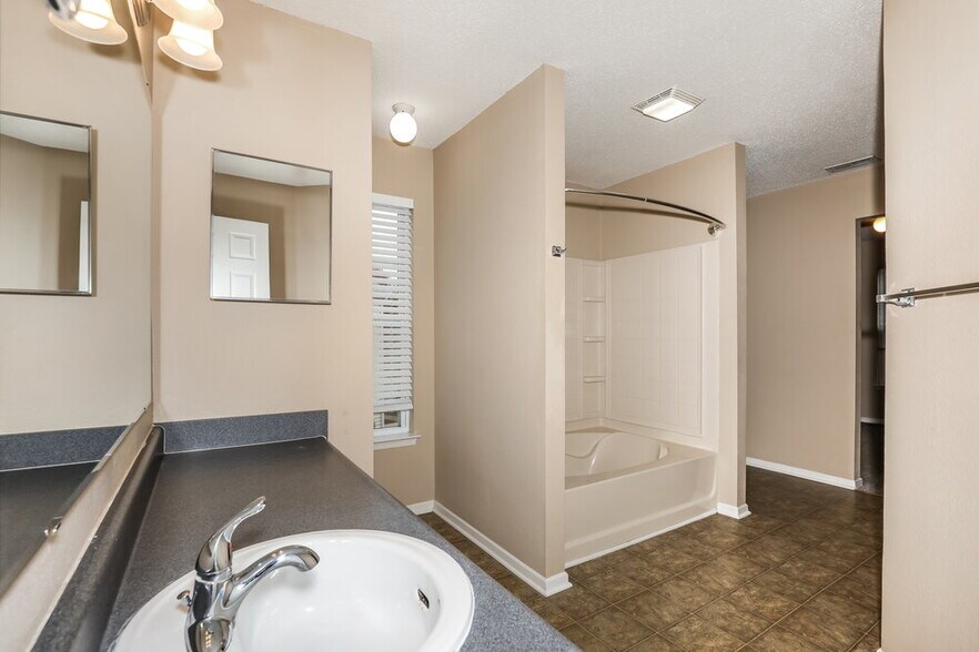 Building Photo - 15213 Beam St