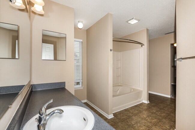 Building Photo - 15213 Beam St