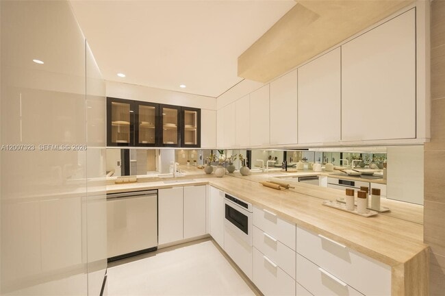 Building Photo - 2301 Collins Ave