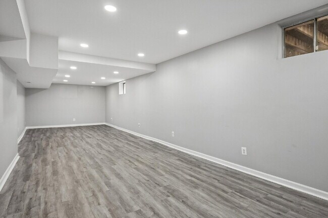Building Photo - Beautifully updated and spacious 5-bedroom, 3.5-bath home for rent in the heart of Woodbridge